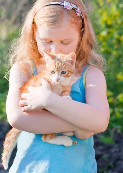 Маленька дівчинка з кішкою на відкритому повітрі — стокове фото