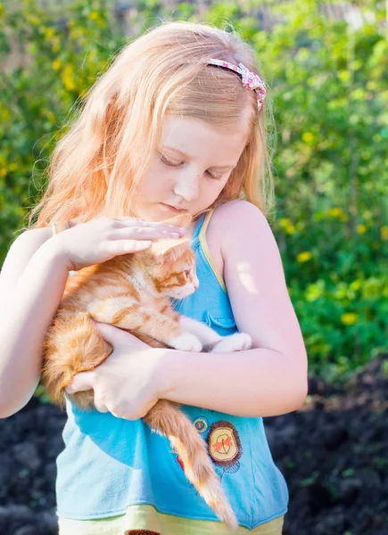 Девочка с кошкой на открытом воздухе — стоковое фото