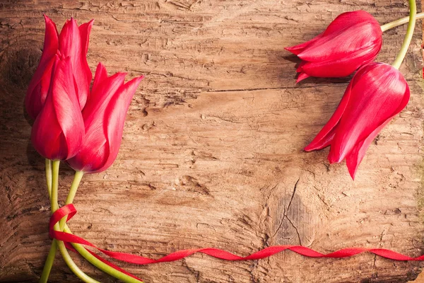Tulipanes sobre fondo de madera —  Fotos de Stock