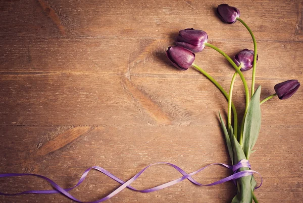 Tulpen op houten ondergrond — Stockfoto