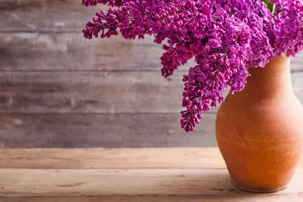 Piękny liliowy na drewnianym tle — Zdjęcie stockowe