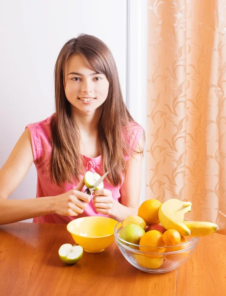 Hermosa chica con frutas — Foto de Stock