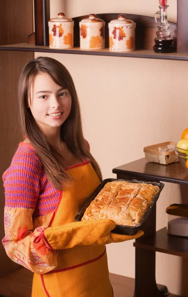 Menina bonita com bolo na cozinha — Fotografia de Stock