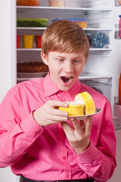 Мальчик с тортом — стоковое фото