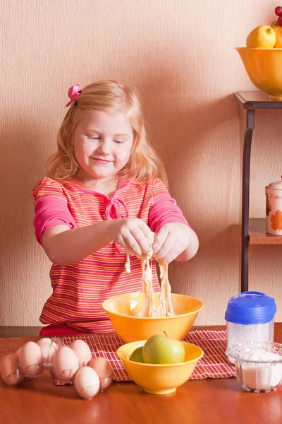 Kislány a konyhában. — Stock Fotó