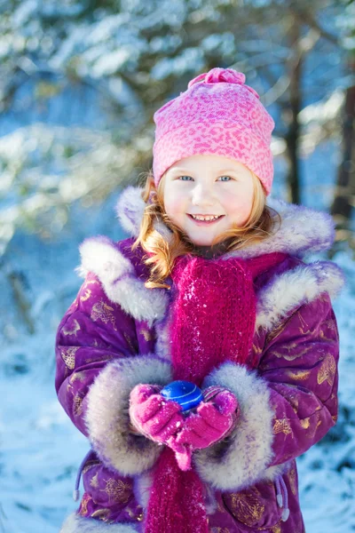 Menina bonita no parque de inverno — Fotografia de Stock