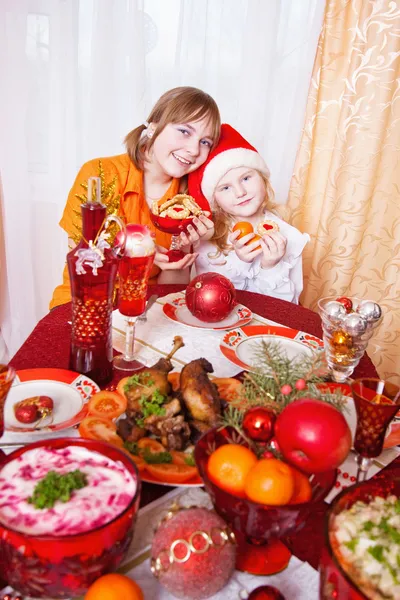 Junge Familie am Weihnachtstisch — Stockfoto