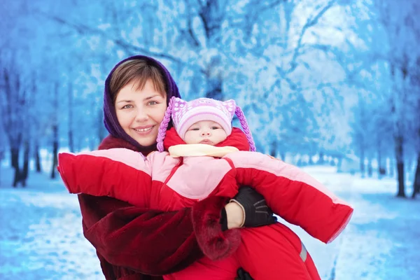 Madre e figlia nel parco invernale — Foto Stock