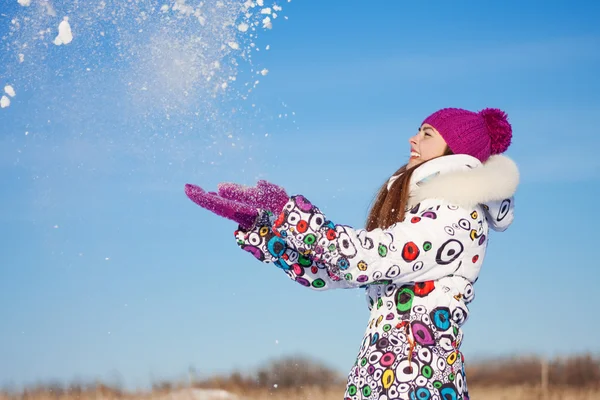 Güzel gülümseyen genç kız açık kış portresi — Stok fotoğraf