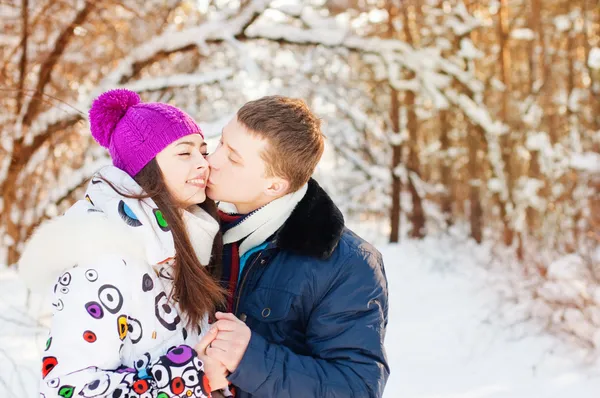 Paar im Winterpark — Stockfoto