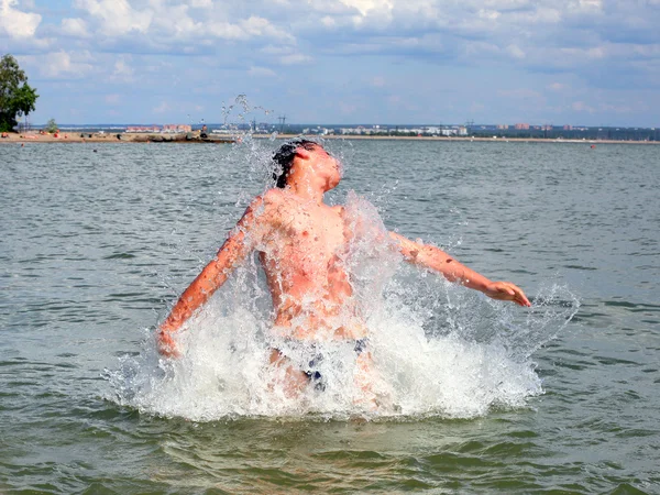 Людини купання — стокове фото