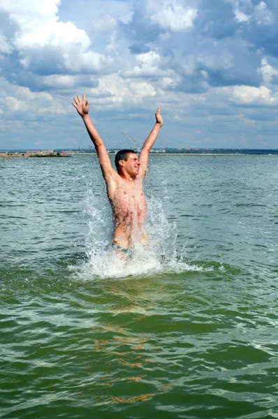 Νεαρός άνδρας κολύμβησης — Φωτογραφία Αρχείου