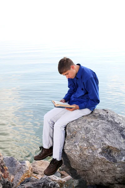 Adolescente con libro — Foto Stock
