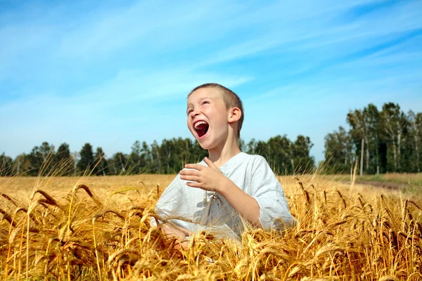 Feliz chico al aire libre —  Fotos de Stock