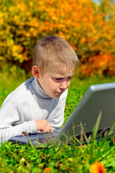 Kid met laptop — Stockfoto