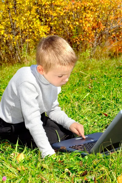 Kid met laptop — Stockfoto