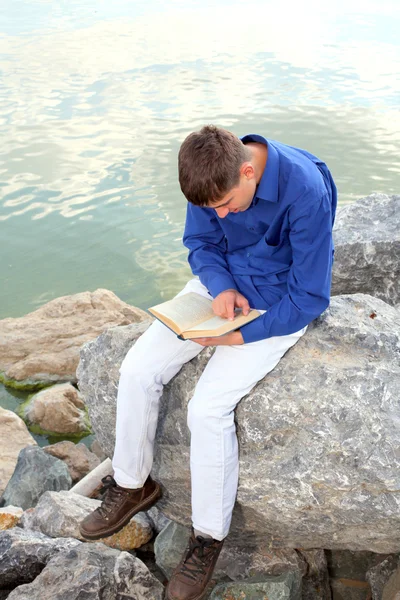 Подросток с книгой — стоковое фото