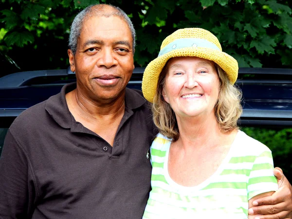 Happy interracial couple. — Stock Photo, Image