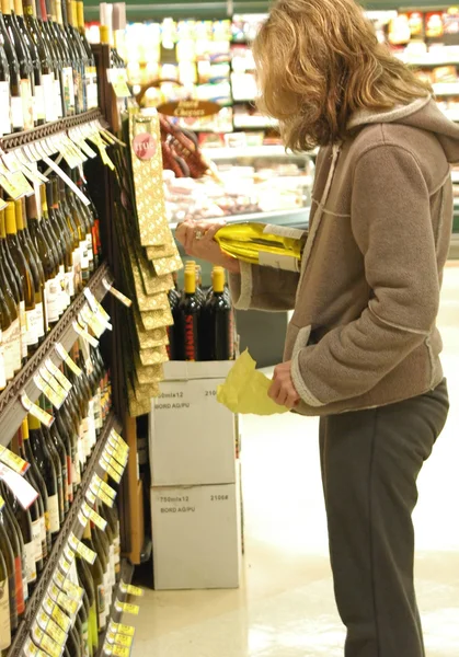 Vrouwelijke wijn kopen. — Stockfoto