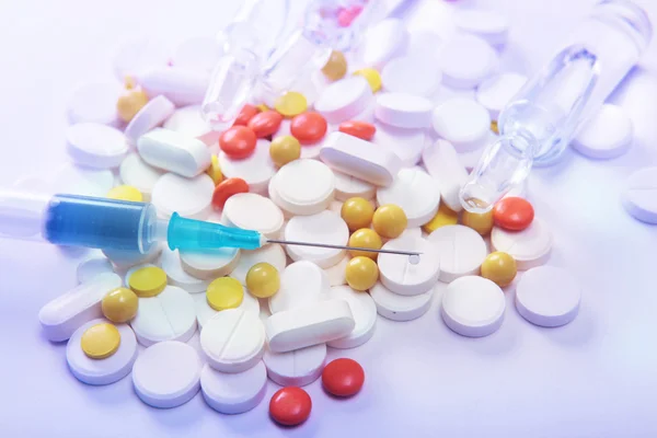 Syringe and pills on a white background — Stock Photo, Image