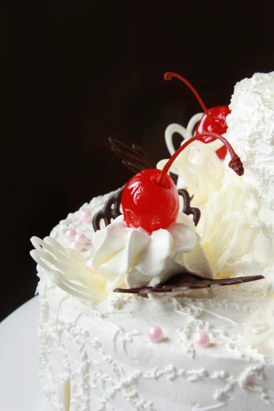 Cierre pastel de boda con cerezas y chocolate blanco . — Foto de Stock