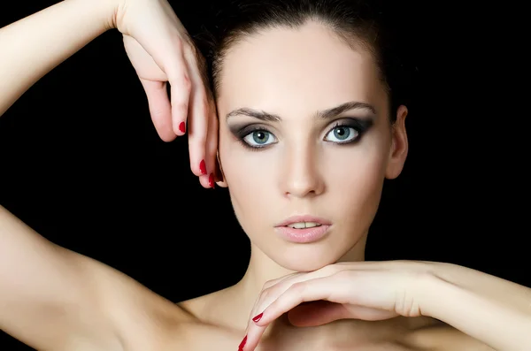 Het mooie meisje met een avond make-up — Stockfoto