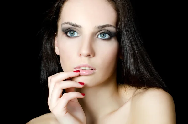 Het mooie meisje met een avond make-up — Stockfoto