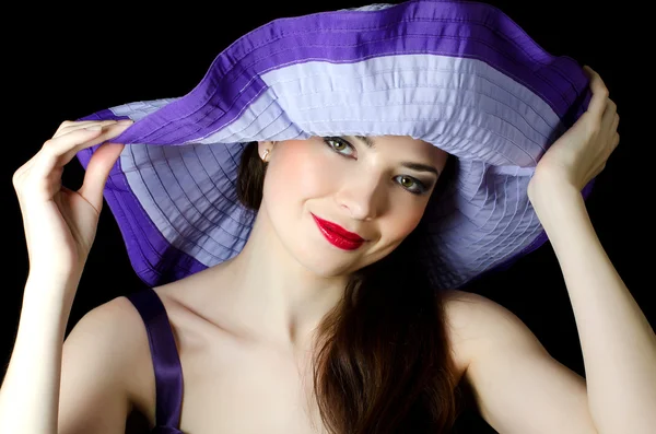 Retrato de la hermosa mujer elegante en un sombrero lila — Foto de Stock