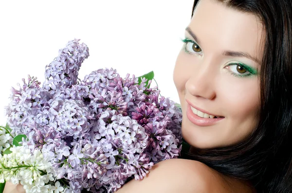 Vacker kvinna med vårblommor i en lila. hudvård — Stockfoto