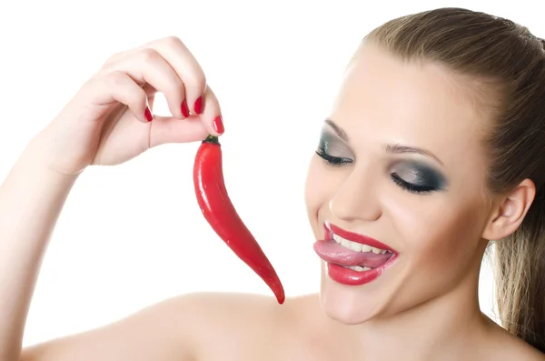 Den vackra flickan med paprika chili — Stockfoto