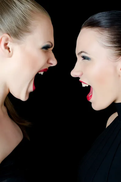 Duas meninas bonitas gritar e jurar — Fotografia de Stock