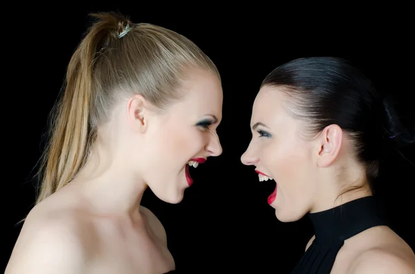 Twee mooie meisjes schreeuwen en zweren — Stockfoto
