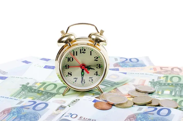 Relógio despertador para notas de euro isoladas sobre fundo branco — Fotografia de Stock