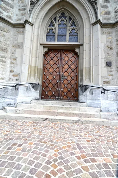 Masivní dřevěné dveře v kostele — Stock fotografie