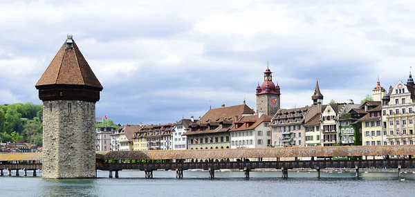 Vista panorâmica da Ponte da Capela, famosa ponte de madeira coberta. Lucerna Suíça — Fotografia de Stock