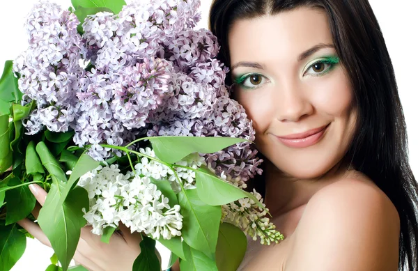 Mulher bonita com flores de primavera de um lilás. Tratamento da pele — Fotografia de Stock