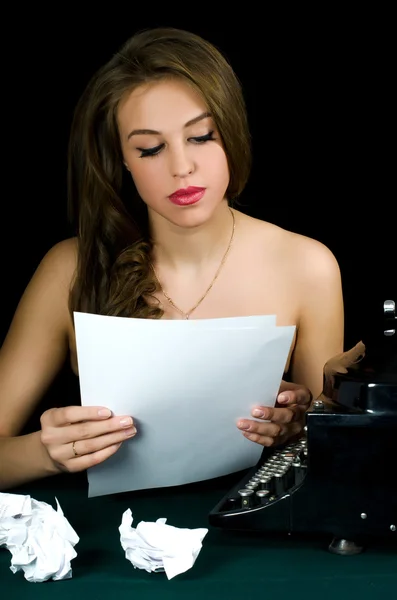 Den vackra flickan på en skrivmaskin. en retro stil — Stockfoto