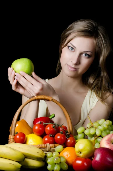Девочка с фруктами и овощами — стоковое фото