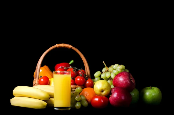 Свіжі овочі та фрукти на чорному тлі — стокове фото