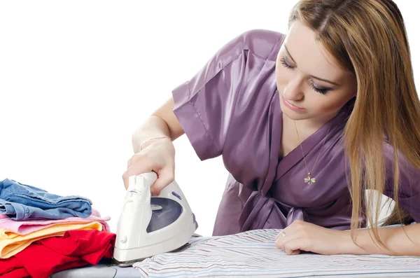 De vrouw de huisvrouw strijkijzers linnen — Stockfoto