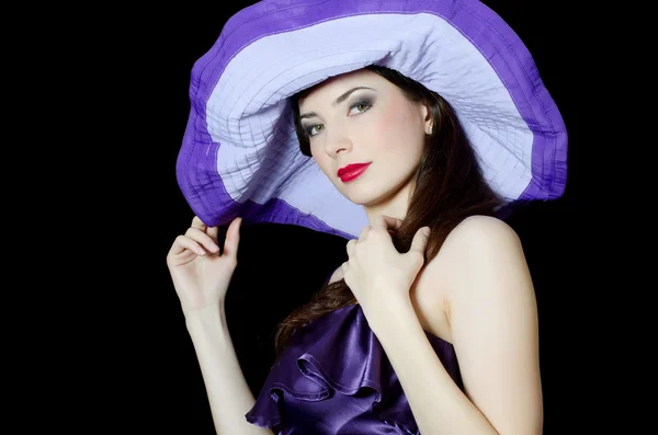 Retrato da bela mulher elegante em um chapéu lilás — Fotografia de Stock