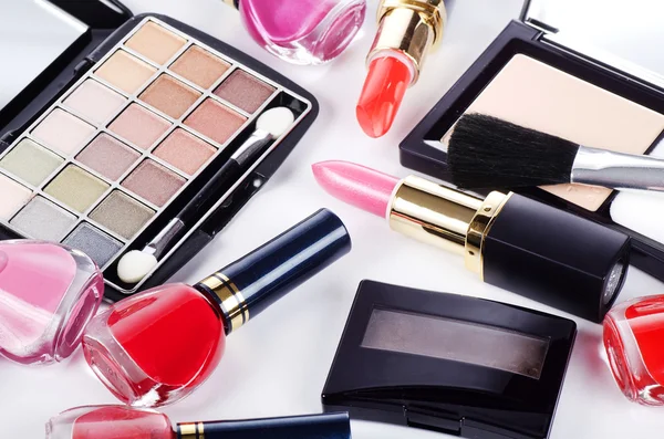 Assortiment van cosmetische middelen voor een decoratieve make-up — Stockfoto