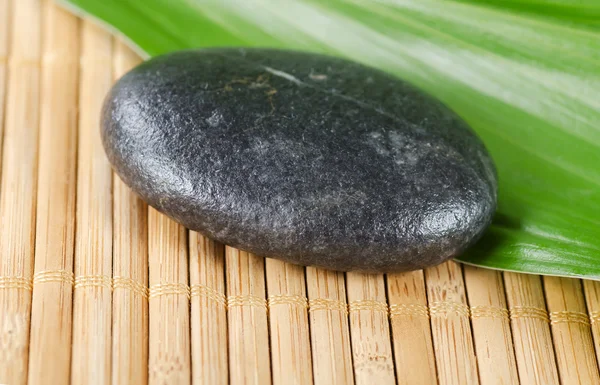Спа-центр камінь на бамбуку — стокове фото