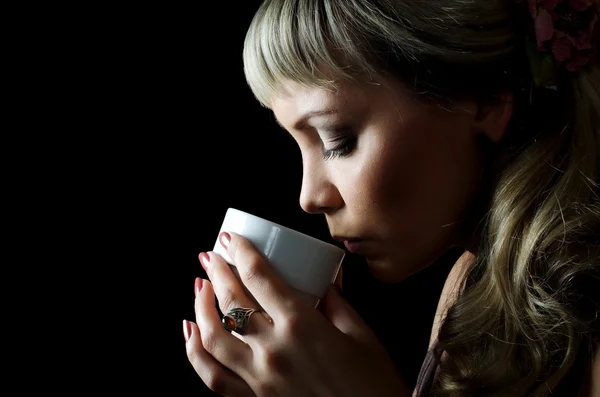 Η όμορφη κομψή γυναίκα με ένα φλιτζάνι καφέ — Φωτογραφία Αρχείου