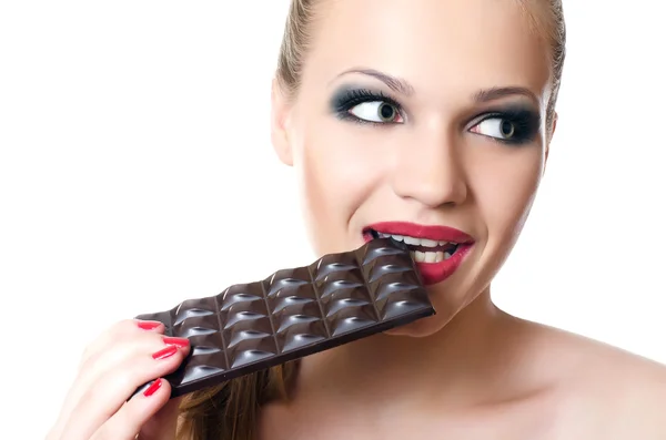 Het meisje met een chocolade bar — Stockfoto