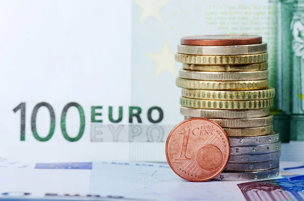 様々 な通貨のユーロ紙幣と硬貨 — ストック写真