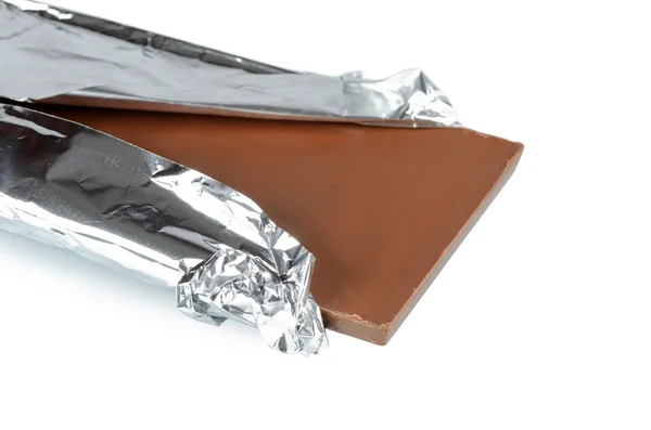 Beyaz arka plan üzerinde izole bir folyo çikolata bar — Stok fotoğraf