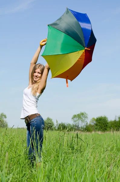 Menina bonita com um guarda-chuva multi-colorido — Fotografia de Stock