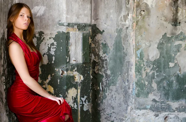 古い壁に対してイブニング ドレスで美しい少女 — ストック写真