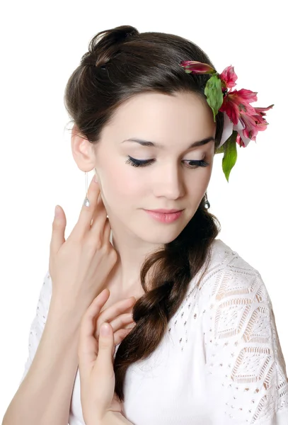 Porträt des schönen Mädchens mit Blumen im Haar — Stockfoto